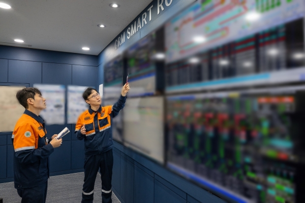 광양제철소 직원들이 냉연 자동속도 제어 시스템 현황판을 모니터링하고 있다. /포스코