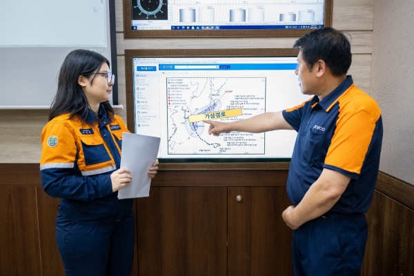 광양제철소가 태풍으로 인한 집중호우 상황을 가장한 비상대응 훈련 브리핑을 진행하고 있다. /포스코