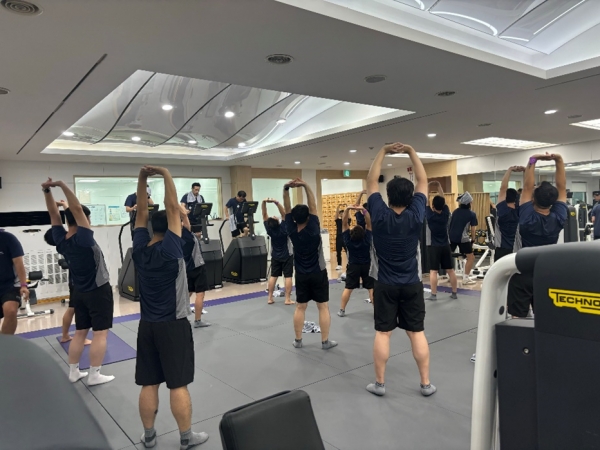 포스코 포항제철소 임직원들이 8주 운동프로그램에 참여해 준비 운동을 하고 있다. /포스코