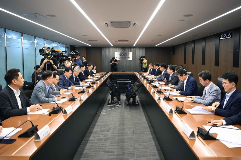 8일, 서울 대한상의서 열린 '미국 관세 조치 관련 민관 합동 긴급_점검회의'(산업부 제공)