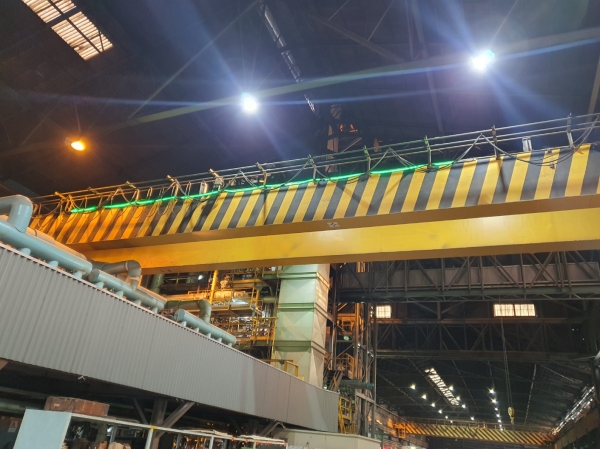 위험상황 감지를 위해 LED가 설치된 기중기. 출처=KG스틸