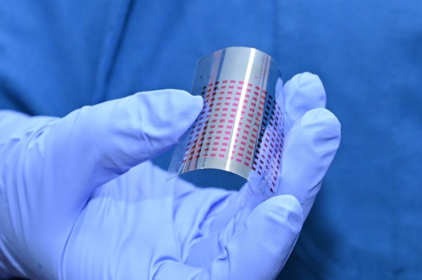 유연 광소자가 얇은 형태로 구부러지는 모습. (사진=재료연구원)