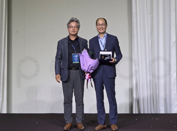 포스코가 국내 중장비산업 공급망 발전에 기여한 공로로 '볼보그룹코리아'로부터 감사패를 받고 기념 사진을 촬영하고 있다. 왼쪽부터 신동인 볼보건설기계 아시아-퍼시픽 지역 구매부문 부사장, 김상범 포스코 에너지조선마케팅실 산업기계소재판매그룹장. /포스코