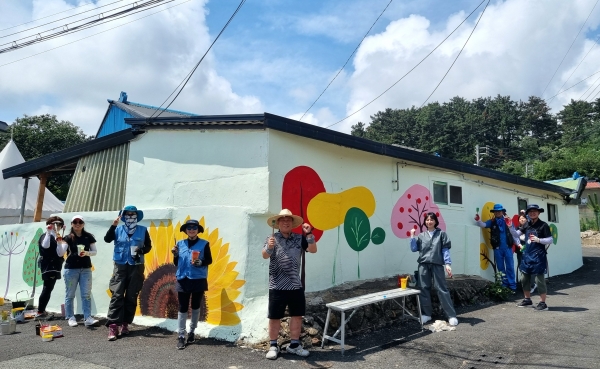 포스코 포항제철소 행복나눔벽화봉사단이 오래된 벽화로 빛을 잃은 인덕동 경로당 일대 골목길에 다시 생명을 불어넣었다. /포항시자원봉사센터