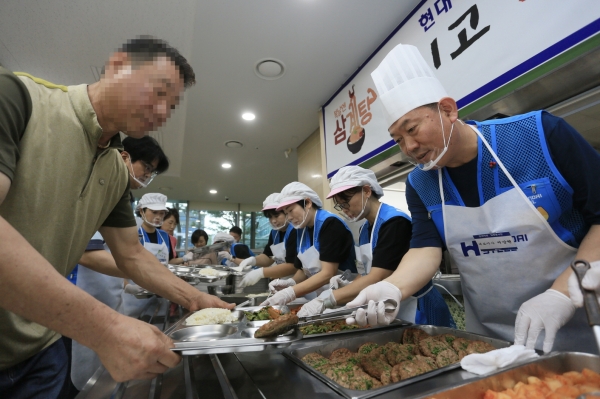 현대제철이 초복을 앞둔 16일 당진시노인복지관 경로식당에서 CEO와 함께하는 삼계탕 배식 봉사활동을 실시했다. /현대제철