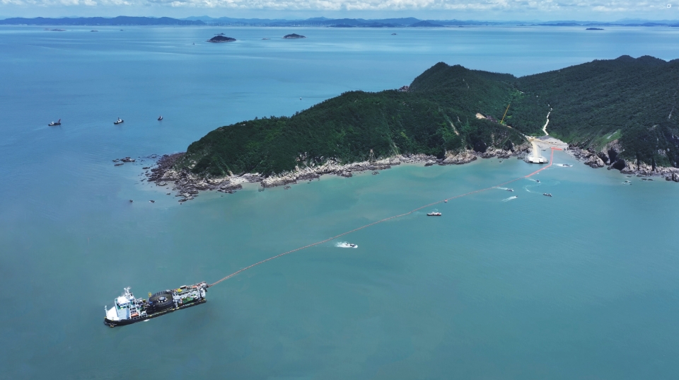 팔로스호가 영광낙월 프로젝트 외부망 포설을 진행하고 있다(제공=대한전선)