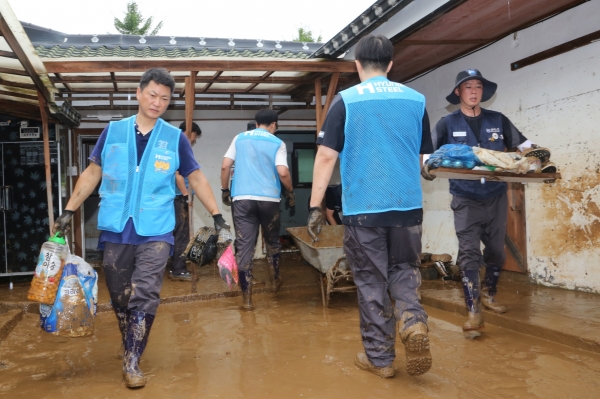 현대제철 당진제철소는 18일 당진시 용연 1통을 찾아 수해복구 활동을 펼쳤다. /현대제철