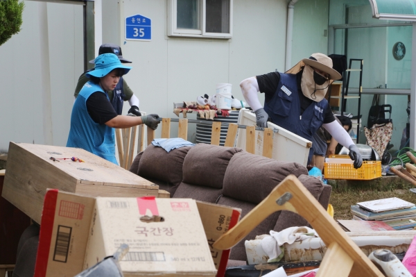 현대제철 당진제철소는 18일 당진시 용연 1통을 찾아 수해복구 활동을 펼쳤다. /현대제철