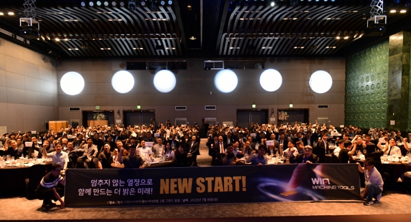 위아공작기계 공식 출범식 기념촬영. (사진=위아공작기계)
