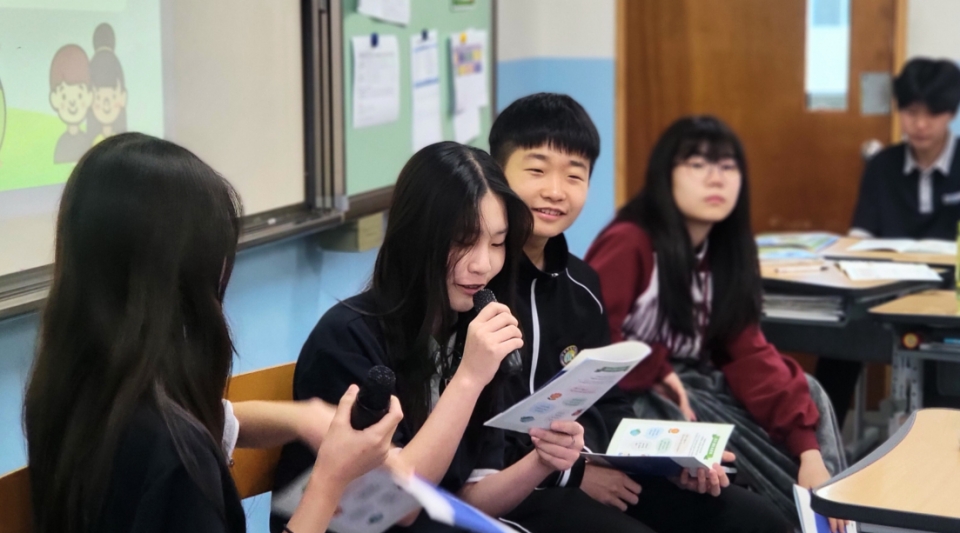 탄소중립 실천교육 ‘포코스쿨’ 수업 중 중학생들이 식물, 동물, 지구, 사람의 대표가 되어토론하는 ‘포코생태토론회’를 진행하고 있는 모습 [사진제공=에코나우]