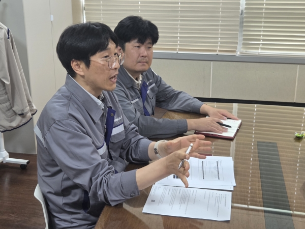 동국제강 중앙기술연구소 성준호 후판연구팀 팀장(앞쪽)과 조수철 후판생산팀 부장이 본지와 인터뷰하고 있다.
