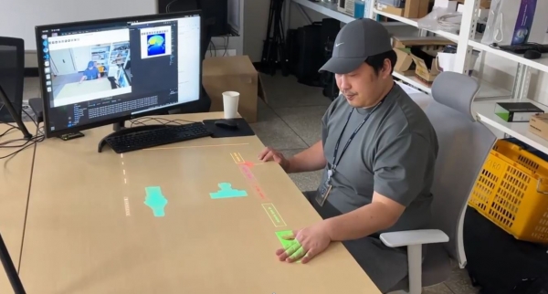 2차년도(2025년) 정보피드백 시스템 개발을 위해 ‘사용자 손 추정 위치를 활용한 프로젝션 UI 조작실험’을 하고 있다. (사진=로봇융합연구원)