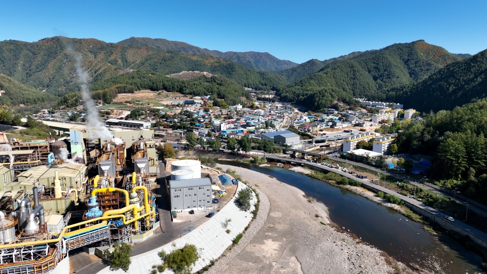 영풍 석포제련소(좌)와 석포마을(우)