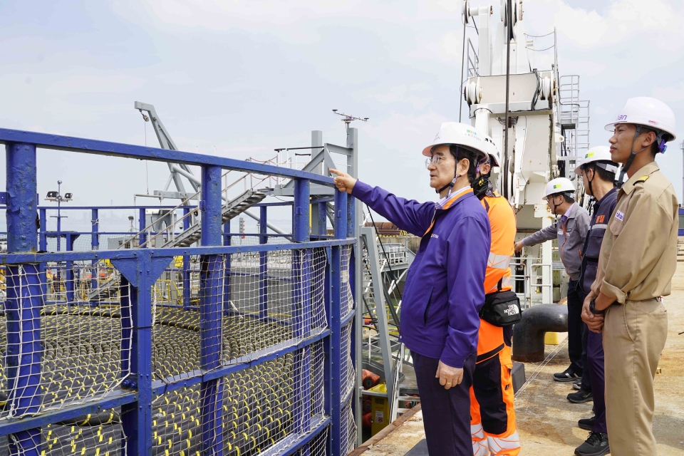 김선규 호반그룹 회장이 대한전선 해저케이블 선적 현장에 방문해 임직원을 격려하고 첫 출하를 축하했다(제공=대한전선)