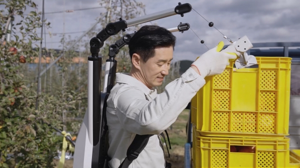 작업자가 들봇을 이용해 과수상자를 옮기고 있다. (사진=로봇융합연구원)