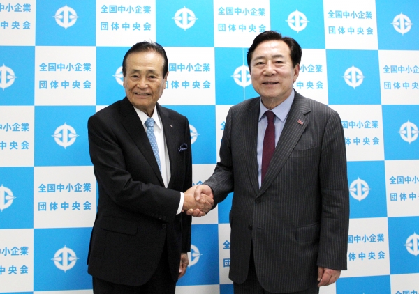 모리 히로시 일본 전국중소기업단체중앙회장(좌)과 김기문 중앙회장(우). (사진=중소기업중앙회)