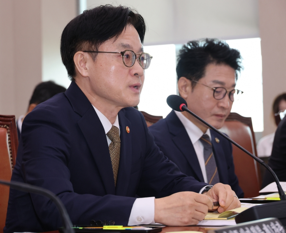 사진 왼쪽 산업통상자원부 김정관 장관