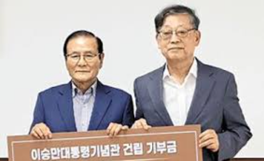 사진 왼쪽 동아금속주름관 최진림 회장