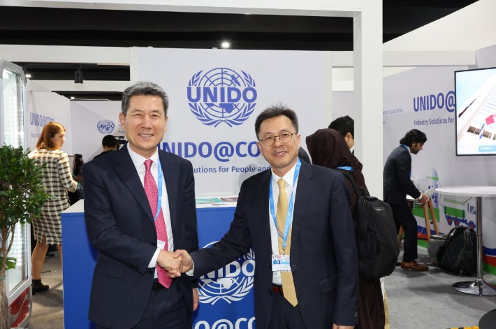 지난해 11월 아제르바이잔 바쿠에서 개최된 '제29차 유엔기후변화협약 당사국총회(COP29)' 참석해 포항을 유니도에 소개했다. (왼쪽 이강덕 포항시장, 츠용 조우 UNIDO 부국장_포항시 제공)