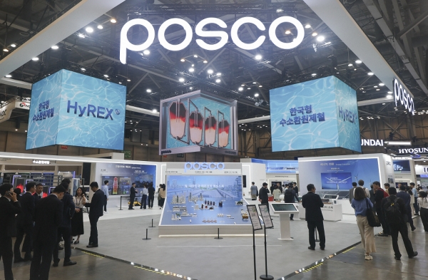 8월 27일 개막한 ‘2025 기후산업국제박람회’에서 관람객들이 포스코그룹 통합 전시관을 둘러보고 있다. /포스코홀딩스