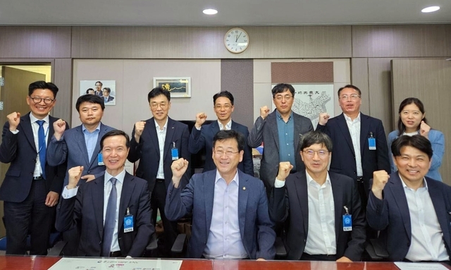 ▲ 비철금속협회가 지난 2일 김정호 국회의원(사진 첫째 줄 좌측 두 번째)과 산업계 현안에 대한 간담회를 가졌다.