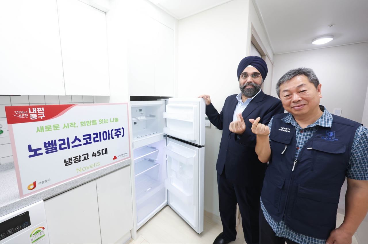 ▲테진다 싱 노벨리스 아시아 인사담당 부사장과 박종태 남대문쪽방상담소 소장이 기부물품 전달식 기념 사진촬영을 하고 있다.