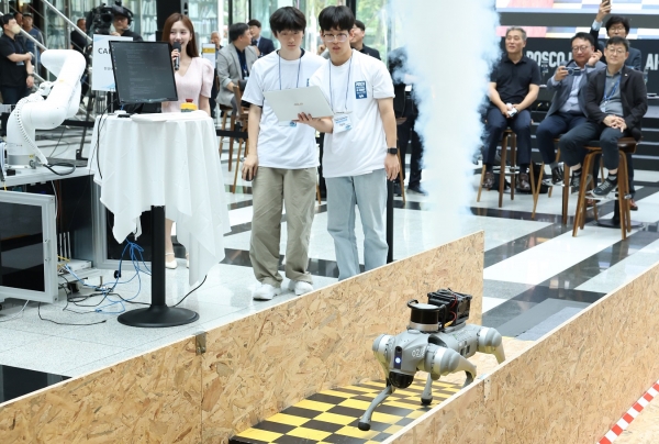 경진대회 참가자들이 4족 로봇 보행 챌린지를 수행하고 있다. /포스코홀딩스