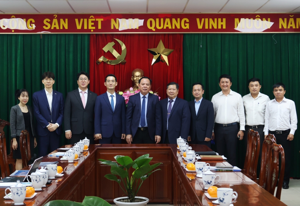 대한전선과 동나이성 관계자가 기념 촬영을 하고 있다. (좌에서 두번째부터 대한비나 최승호 법인장, 대한전선 경영기획실 김응서 상무, 대한전선 경영총괄 김준석 부사장, 동나이성 보 탄 둑 성장)