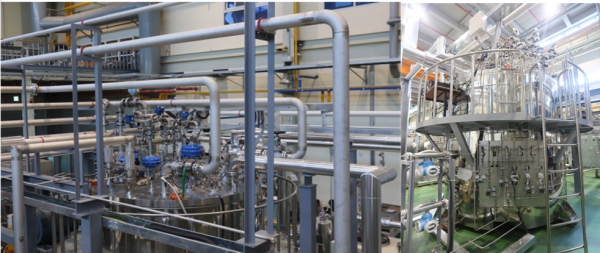 한국기계연구원 탄소중립기계연구소 에너지저장연구실 박준영 책임연구원 연구팀에서 개발한 대용량 장주기 액체공기 에너지저장시스템용 터보팽창기(좌) 및 콜드박스(우). (사진=기계연구원)