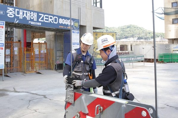 한화 건설부문이 스마트 안전진단 장비를 활용해 와이어로프를 점검하고 있다. (사진=㈜한화)