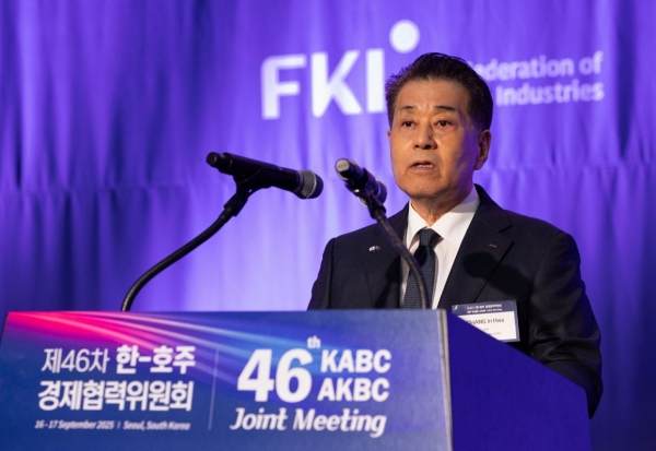 17일 열린 ‘제46차 한-호주 경제협력위원회 합동회의‘에서 장인화 포스코그룹 회장이 개회사를 하고 있다. /포스코홀딩스