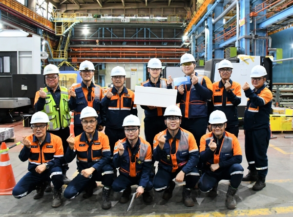포항제철소 설비기술부 중앙수리섹션 직원들의 단체 사진. /포스코