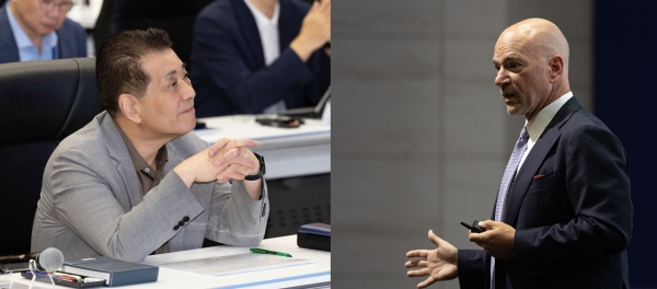 장인화 포스코그룹 회장이 22일 포스코 송도 글로벌R&D센터에서 열린 2025 포스코포럼에서 기조강연자인 앤드류 맥아피(Andrew McAfee) MIT 경영대학원 교수와 대화를 나누고 있다. /포스코홀딩스