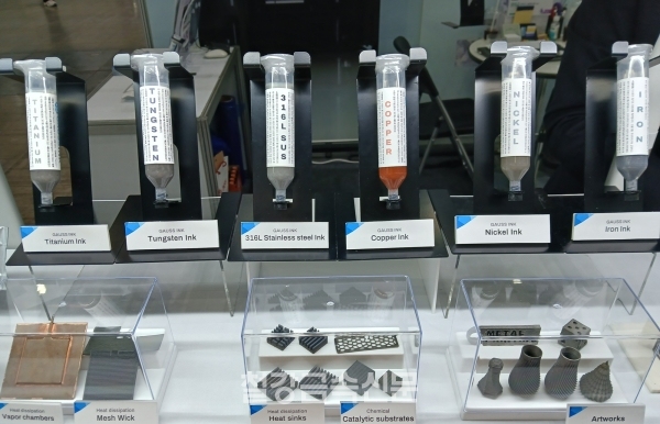 메탈프린팅의 잉크 타입의 금속 3D프린팅 소재 ‘가우스 잉크’(위)와 가공부품(아래). (출처=철강금속신문)
