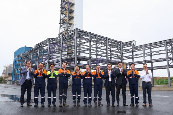 산소공장 준공식에 참석한 사람들이 단체사진을 찍고 있다. /포스코