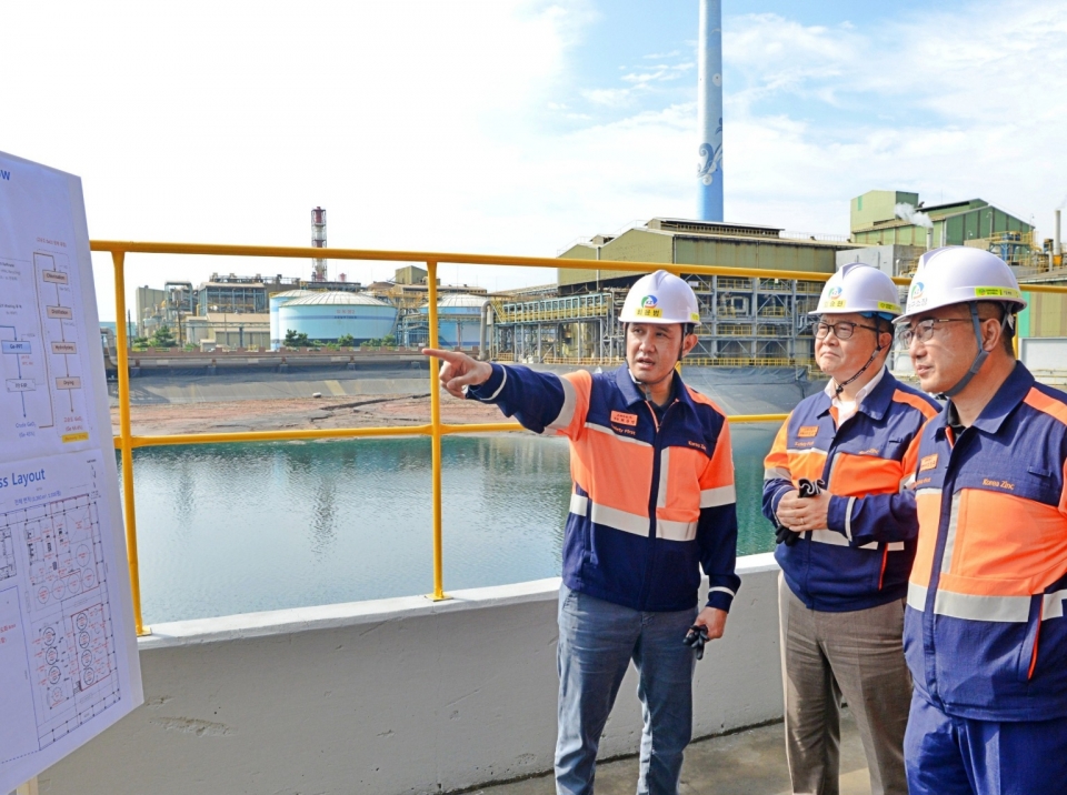 9월 28~29일 이틀 간의 일정으로 울산 온산제련소를 방문한 최윤범 고려아연 회장이 게르마늄 공장 신설 준비 현장을 점검하고 있다.(사진=고려아연)