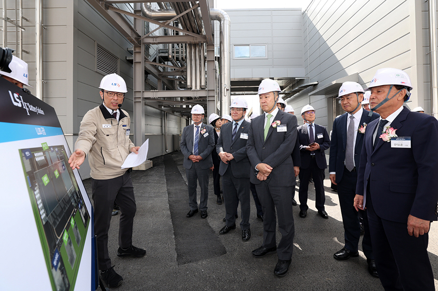 LLBS 준공식에 참석한 (가운데부터 우측으로) 구자은 LS 회장, 김관영 전북도지사, 강임준 군산시장이 김한길 LLBS 생산부문장으로부터 공장 투어에 대한 설명을 듣고 있다