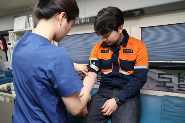 ▲ 포스코 포항제철소가 30일부터 1일까지 사랑의 헌혈행사를 진행하며 지역사회를 향한 따뜻한 생명나눔을 실천했다. /포스코