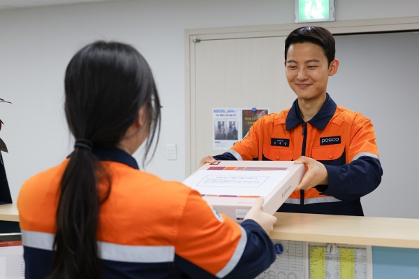 포스코 직원이 반송센터에 선물을 반납하고 있다. /포스코
