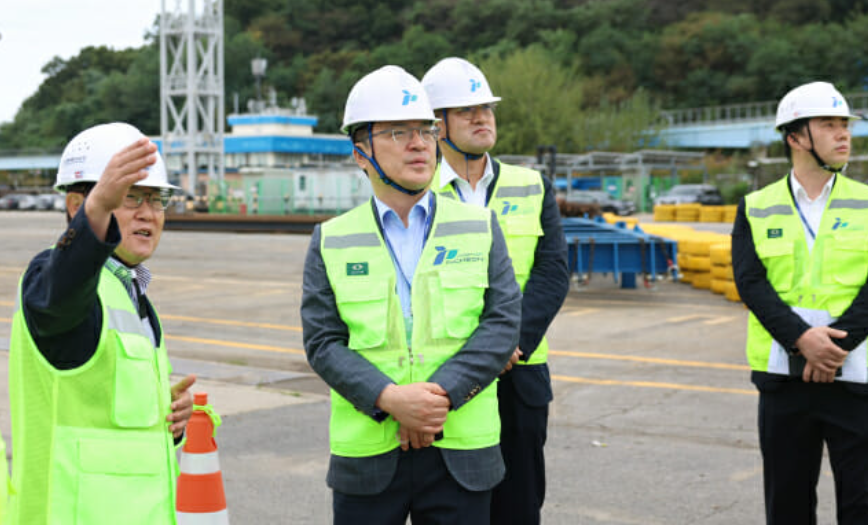 (왼쪽 두 번째) 문신학 산업통상부 차관이 9일 현대제철 수출용 제품이 적재된 인천내항 제6부두를 방문해 철강 수출 현장을 점검했다. 산업부 제공