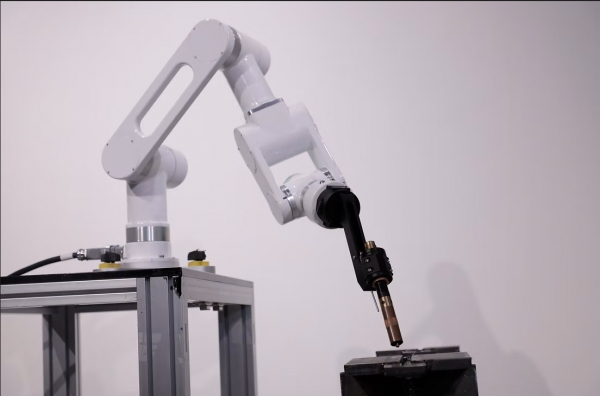 뉴로메카의 용접 특화 협동로봇 ‘OPTi3’. (사진=뉴로메카)