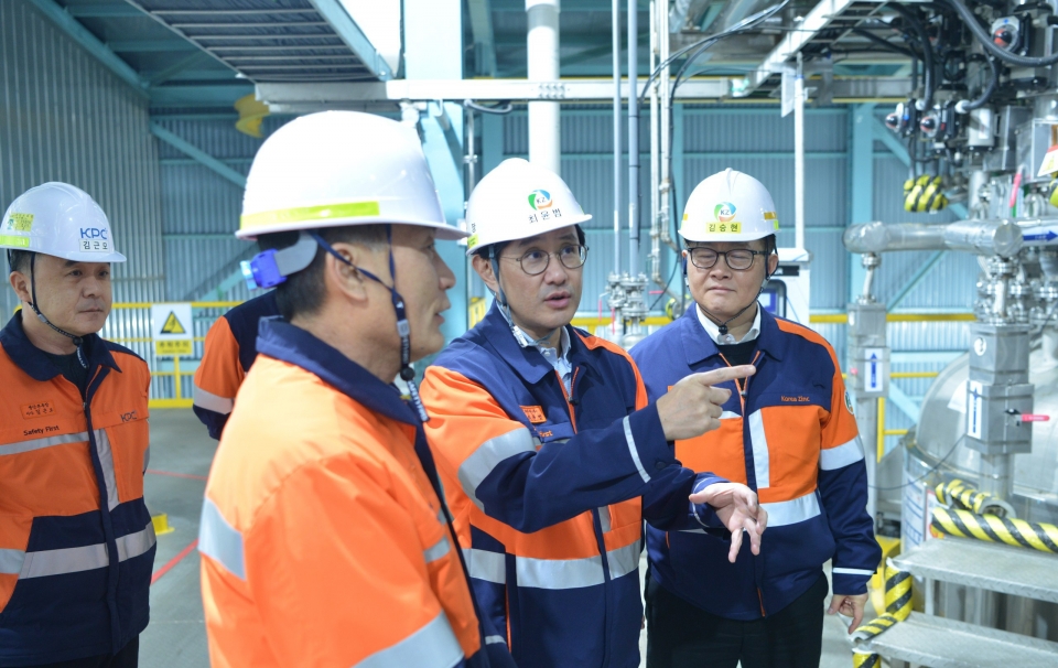 최윤범 고려아연 회장이 온산제련소 내 게르마늄 설비 신설 현장을 점검하고 있다.