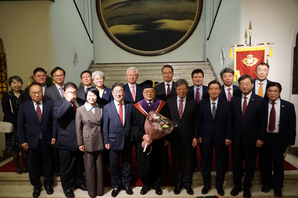 구자열 LS 이사회 의장(앞, 왼쪽부터 5번째)이 18일, 와세다대로부터 명예 법학박사 학위를 받고 기념 촬영을 하고 있다(제공=LS)