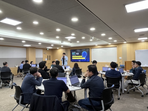 포항제철소 협력사 QSS FT들이 ChatGPT 실습을 진행하고 있다. /포스코