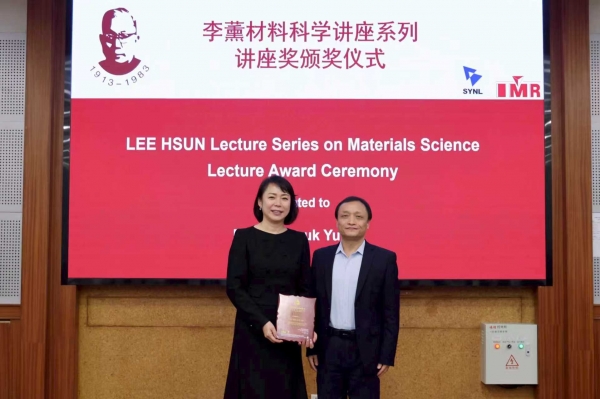 한국재료연구원 윤희숙 책임연구원(본부장)이 세계적인 권위의 ‘리슌상’을 수상했다. 사진 왼쪽이 윤희숙 본부장의 수상기념 사진촬영 모습. (사진=재료연구원)