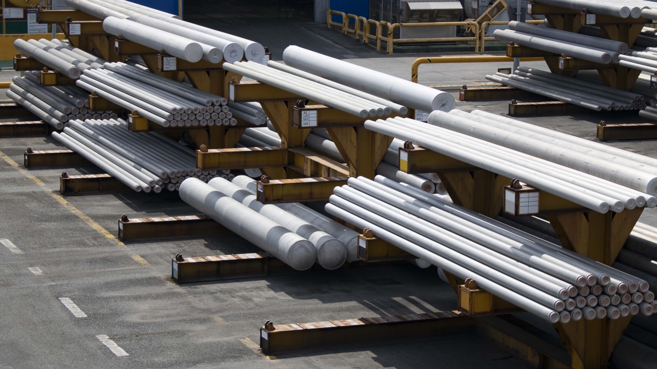 ▲ 세아항공방산소재의 다양한 크기의 고강도 알루미늄 소재가 야적장에 적재되어 있다