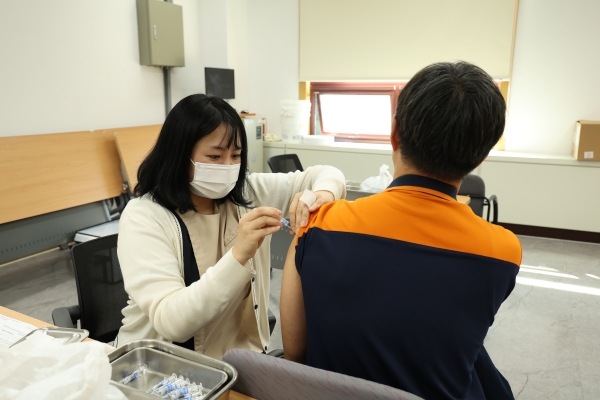 포항제철소 산업보건센터 간호사가 임직원에게 무료 독감 예방접종을 실시하고 있다. /포스코