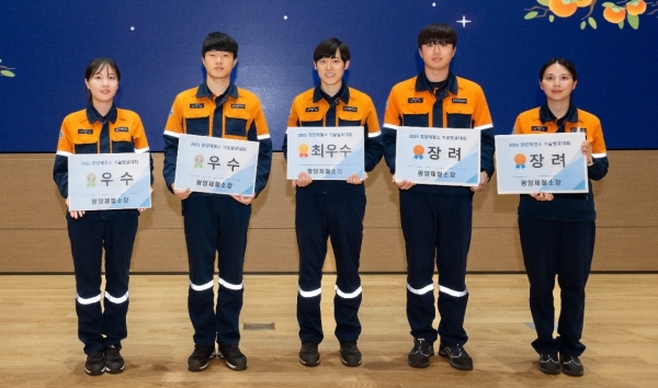 광양제철소 기술발표대회 수상자. (왼쪽부터) 열연부 주솔빈 과장, 제강부 진민종 대리, 압연설비2부 이명준 과장, 생산기술부 김창영 사원, 품질기술부 최진주 대리. /포스코