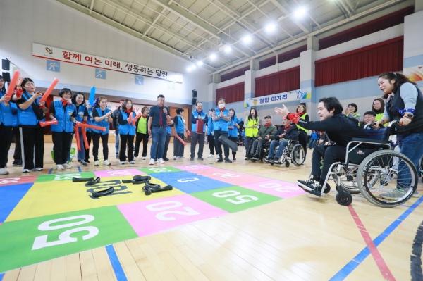 현대제철 당진제철소가 6일 송악문화스포츠센터 실내체육관에서 장애인과 비장애인이 함께 하는 운동회를 개최했다. /현대제철