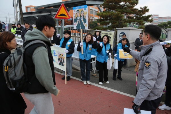 현대제철 당진제철소가 2026학년도 대학수학능력시험을 치르는 지역 수험생들에게 격려물품을 전달했다. /현대제철